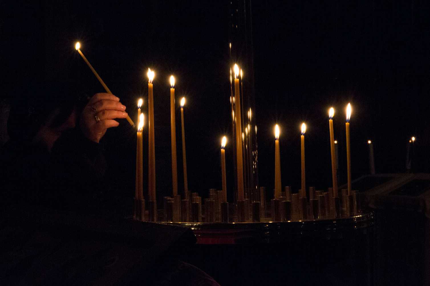 Свечи портят пост. Поминальные свечи в храме. Самая большая свечка в церкви. Ритуальные наземные фонари из нержавейки для поминальные свечей. Фотография поминальной свечи.