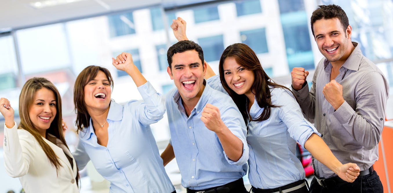 Employee of the year. Успешный коллектив. Дружная команда. Успешные молодые люди. Группа счастливых людей. Employee of the year. Успешный коллектив. Дружная команда. Успешные молодые люди. Группа счастливых людей.