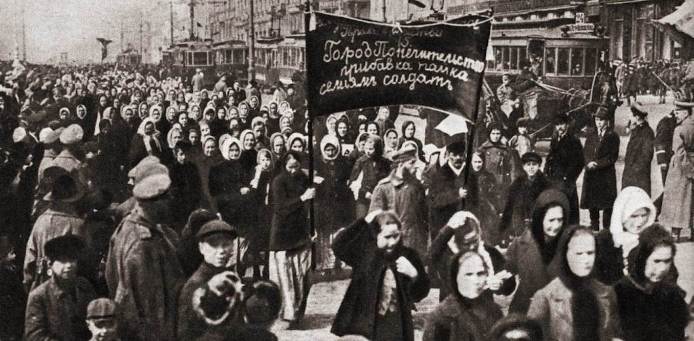 Революция 1917 23. Февральская революция 1917 манифестация женщин. Революция 1917 года в России Петроград. Демонстрация в Петрограде 1917 23 февраля.