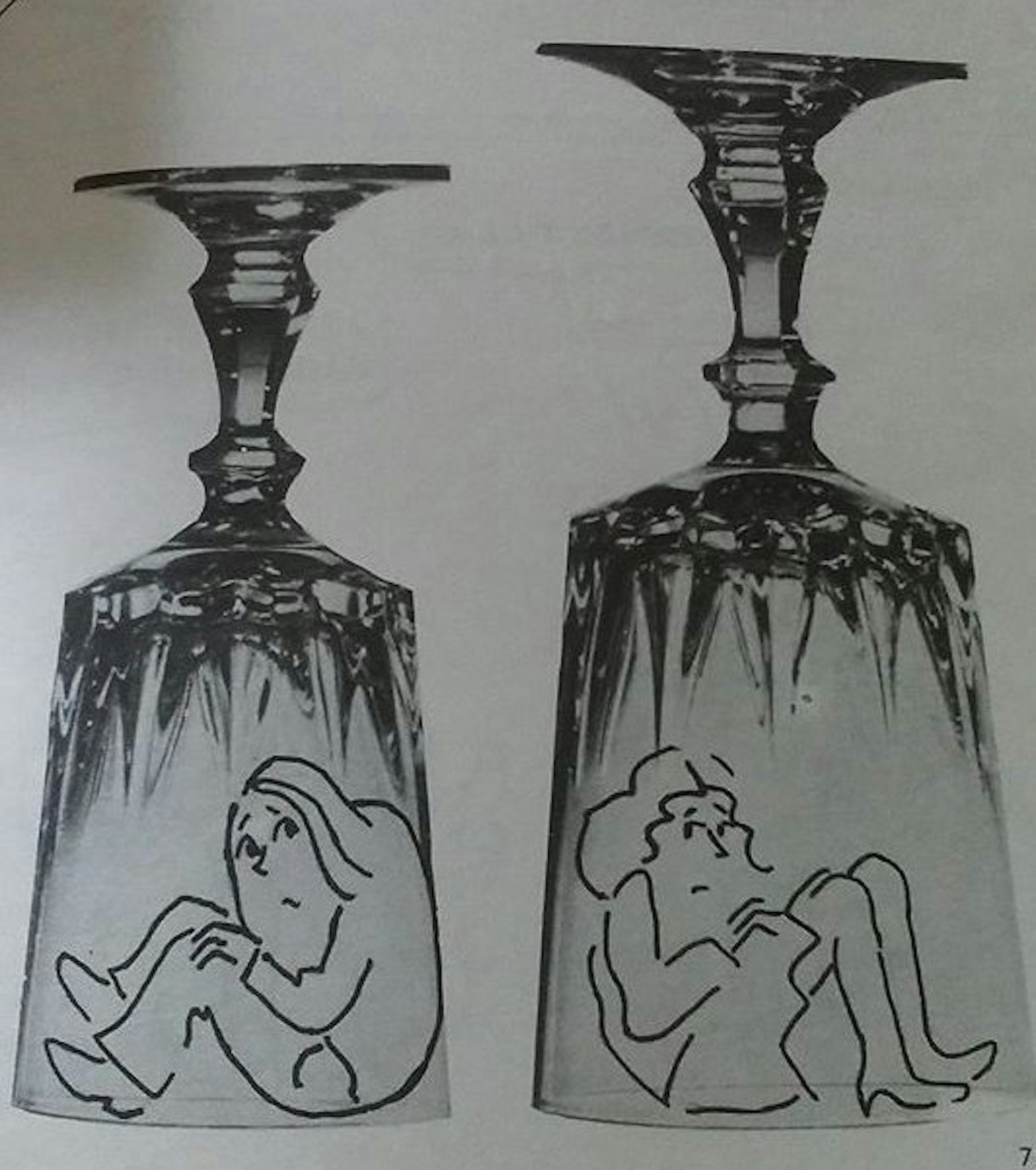 Femmes donnant coup