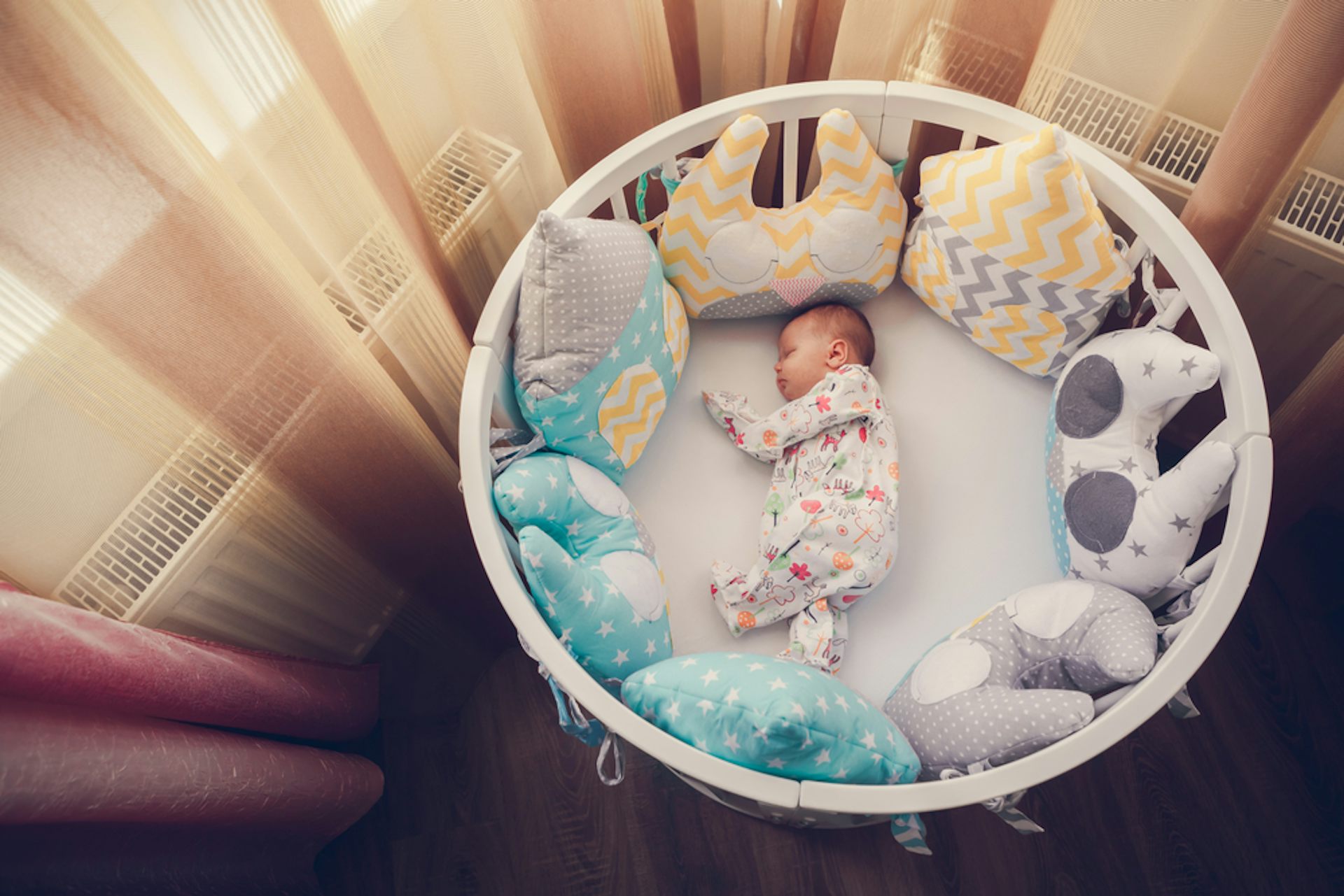 Люлька до скольки месяцев. Круглая кроватка трансформер для новорожденных. Кроватка кокон для новорожденного круглые. Младенец в круглой кроватке. Кокон в круглую кроватку для новорожденных.