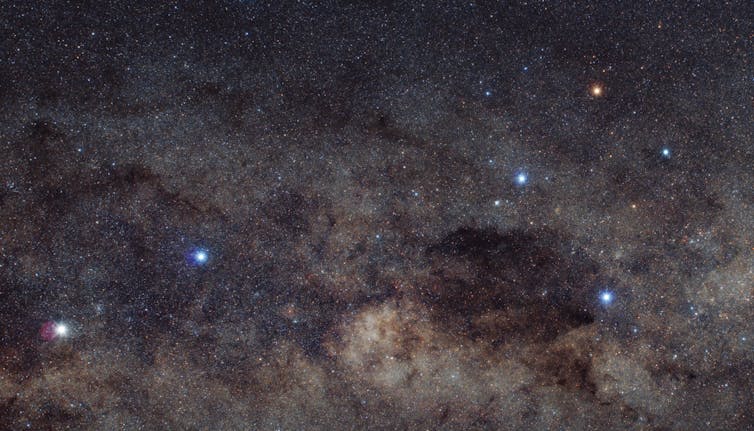 Alpha Crucis is the bottom star on the Southern Cross constellation on the right of this image, photographed from the Northern Territory over a two minute exposure. (Flickr/<a href="https://www.flickr.com/photos/eddiextcteam/28022078720/" target="_blank" rel="noopener">Eddie Yip</a>, <a href="http://creativecommons.org/licenses/by-sa/4.0/" target="_blank" rel="noopener">CC BY-SA</a>)<span style="font-size: 16px;"> </span>