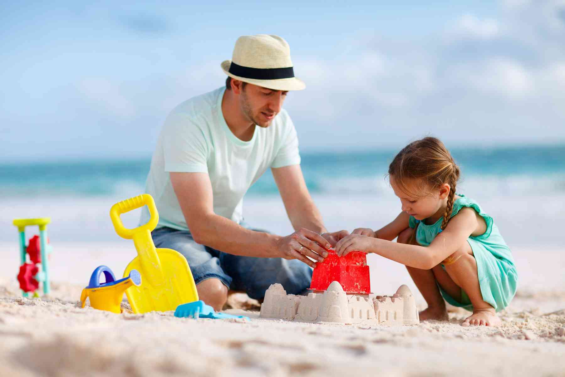 Дочка папа на пляже. Фото папы с дочками на пляже. Песочный замок. Ребёнок с папой играет на пляже. Family on the Beach Sand Castle.