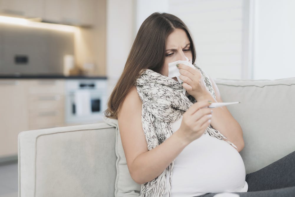 Почему беременные плачут. Беременные и грипп. ОРВИ У беременных.