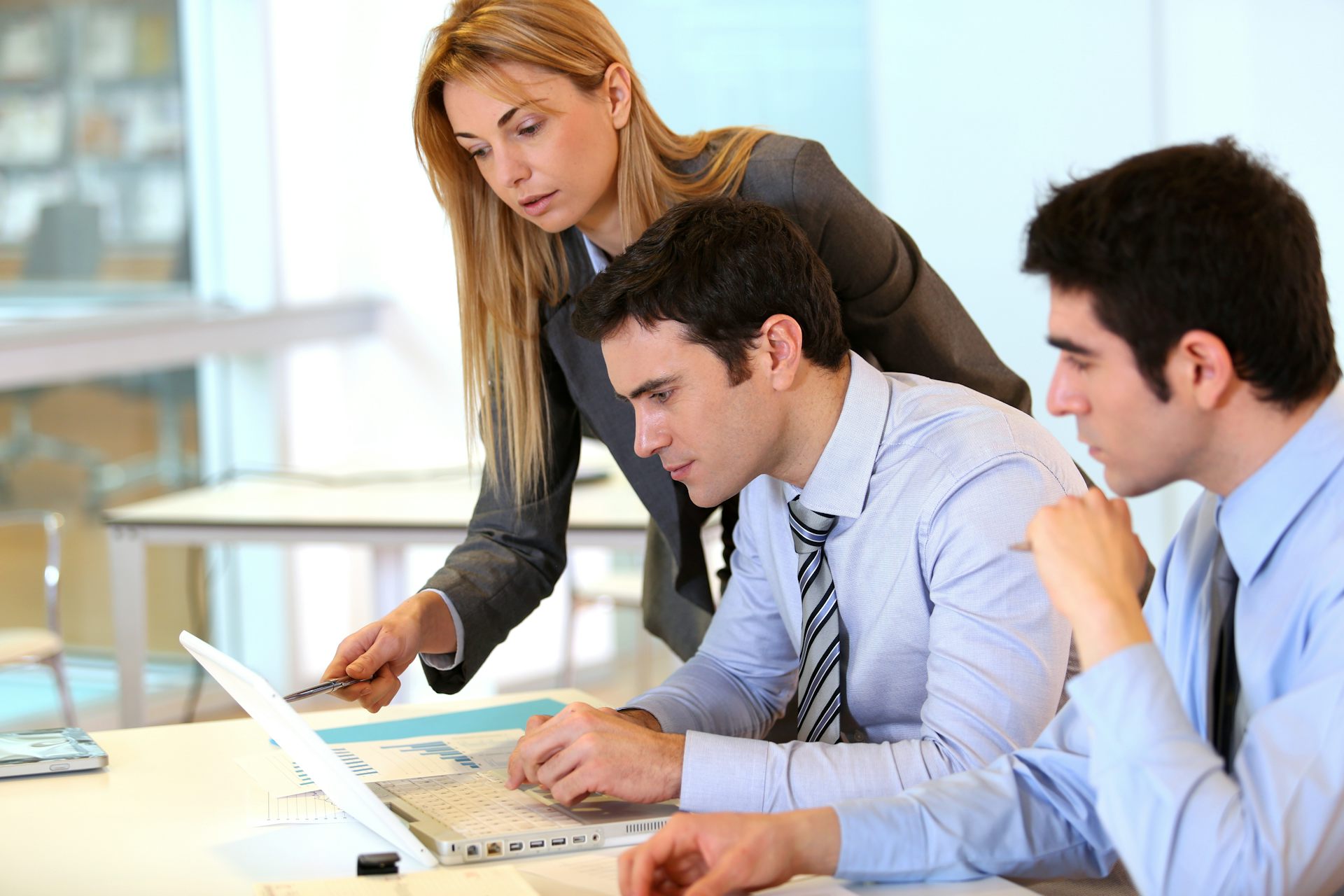 Разговор с руководителем. Обязанности сотрудника. Руководитель руководящих руководителей. Работника его отношение к работе. Личностные качества сотрудника.