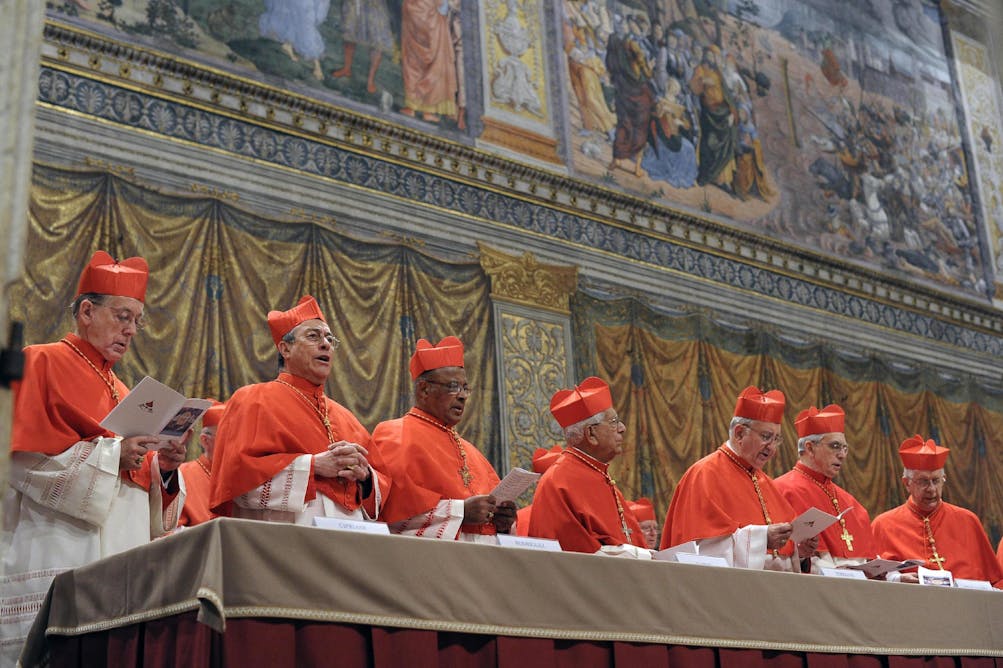 Как выбрать святого. Ватикан Рим папа Римский Кардинал. Избрание папы Римского в Ватикане. Престол папы Римского в Ватикане. Папская капелла.