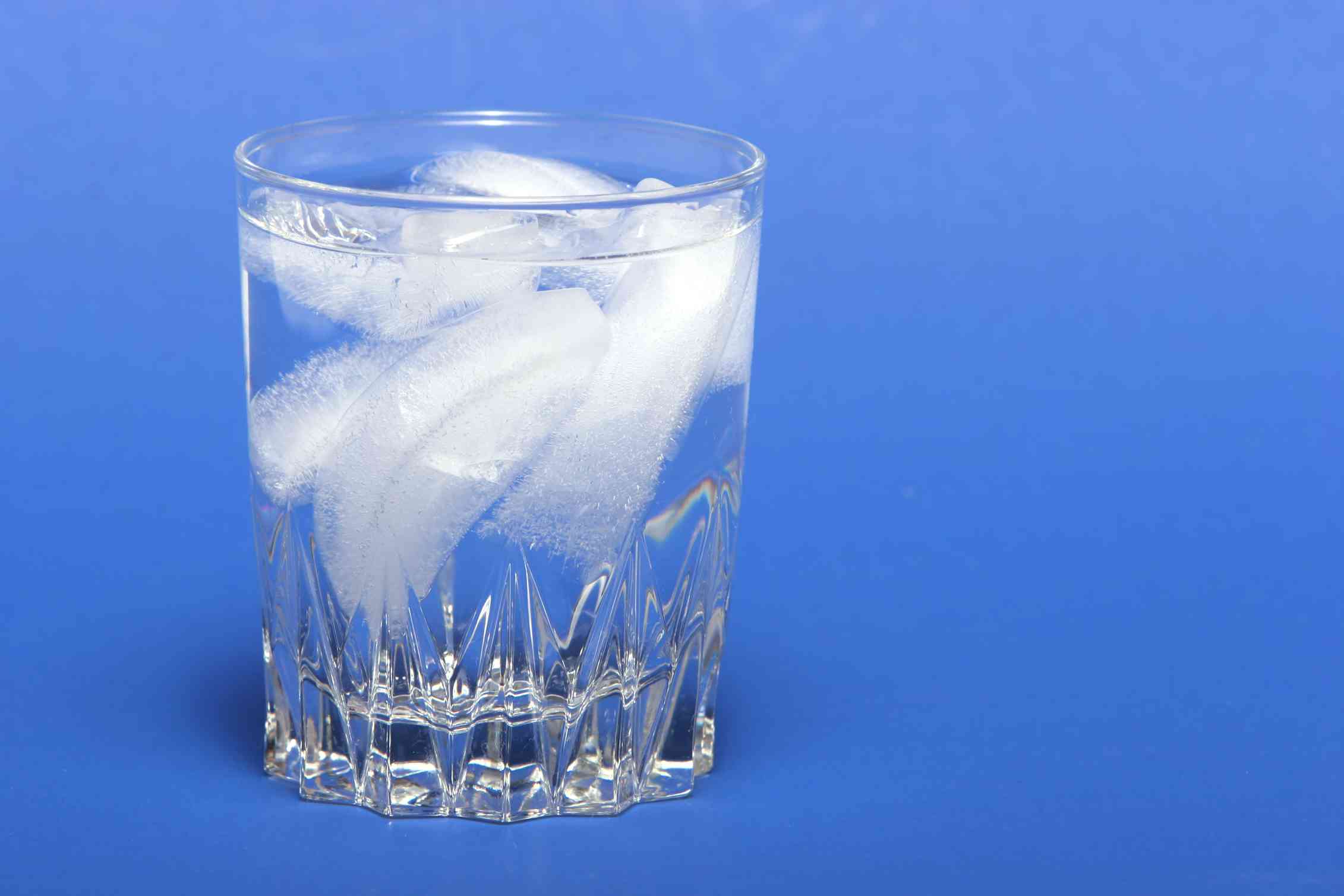 Растворение льда. Лед в стакане. Вода со льдом. Стакан воды со льдом. Замерзшая вода.