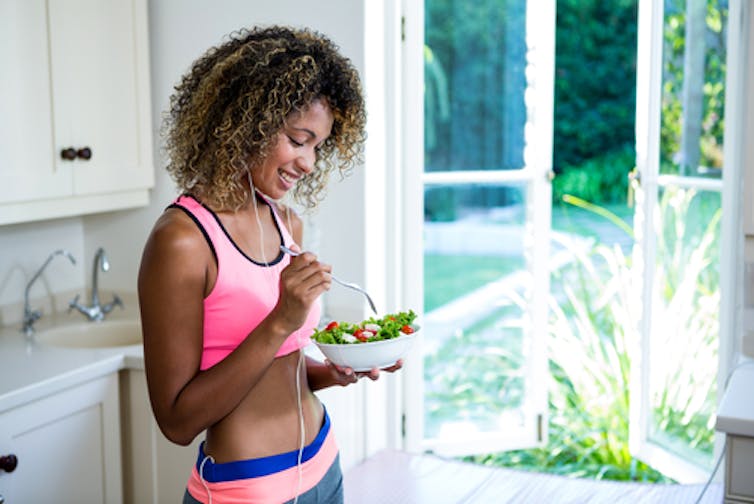 Knowing what is healthy to eat is not enough to lose weight. Wavebreakmedia/Shutterstock.com