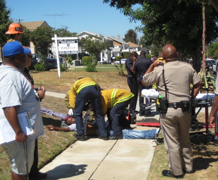 Living with neighborhood violence may shape teens' brains