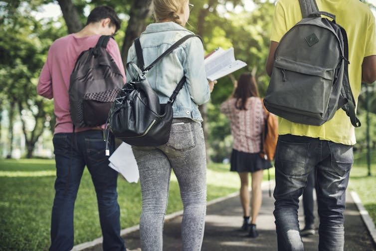 Carrying backpacks doesn't cause back pain in children and teenagers