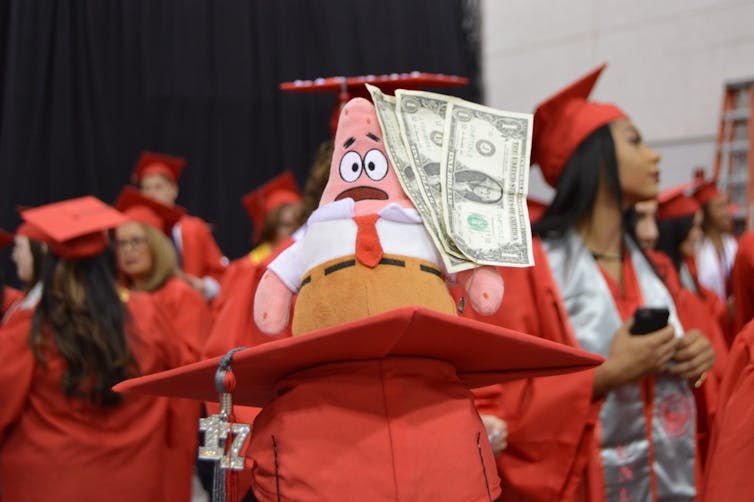 What can we learn from the way graduates are decorating their caps?