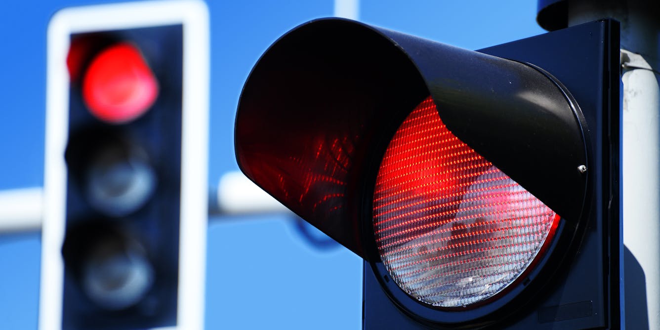 Traffic light red. Красный светофор. Красный сигнал светофора. Сигналы светофора. Запрещающий сигнал светофора.