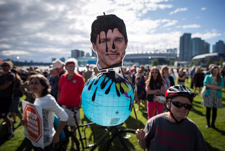 El letrero muestra que la cabeza de Justin Trudeau está empapada en aceite