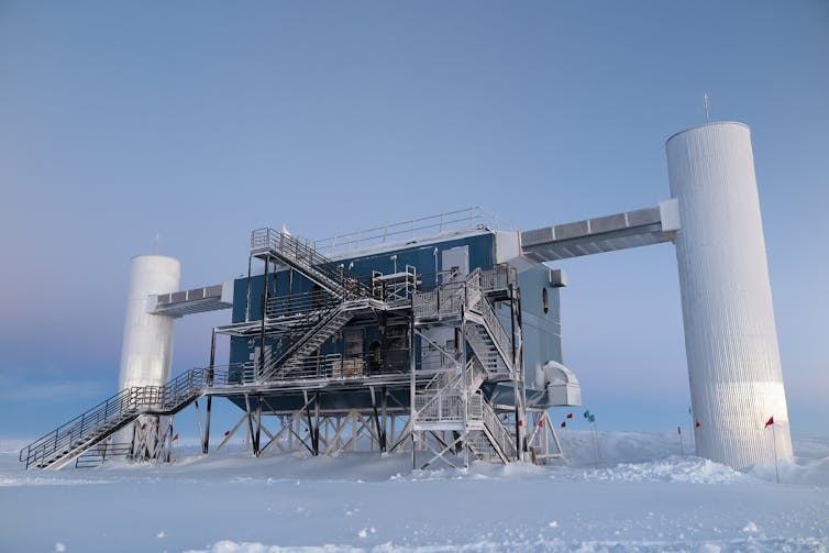 The IceCube observatory detects neutrino and discovers a blazar as its source