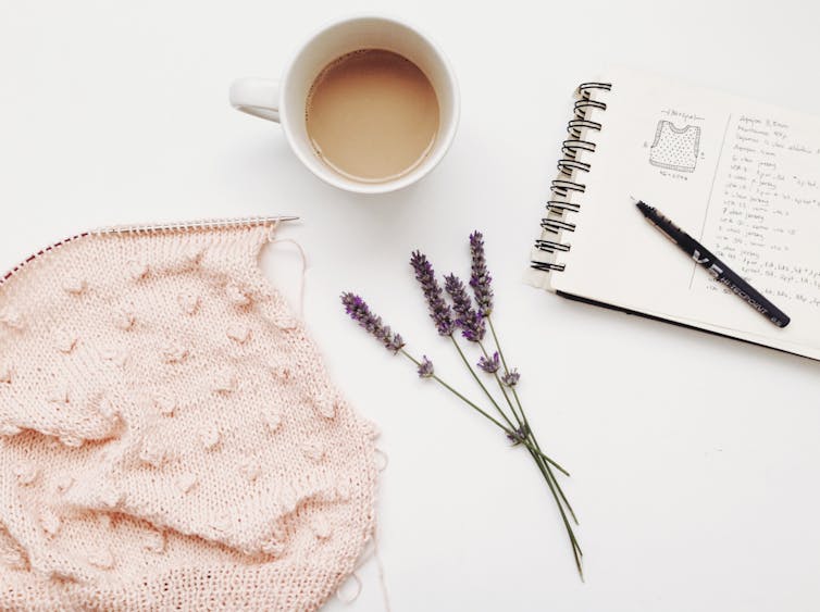 Knitters report lower stress, a sense of accomplishment, and increased happiness.(rocknwool/unsplash)
