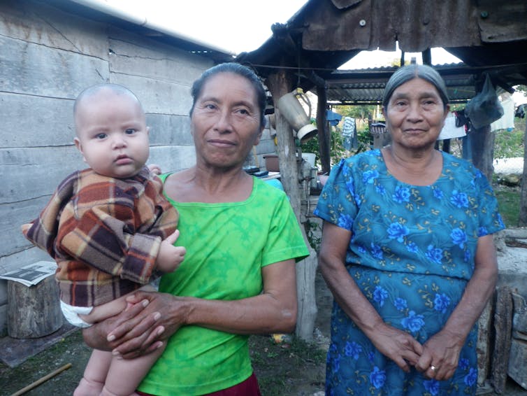 El programa mexicano que intenta reducir la pobreza de mujeres beneficia más a sus maridos