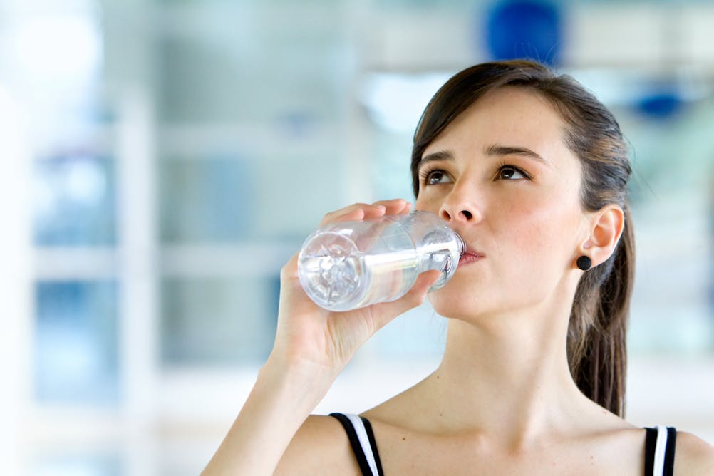 Человек очищающий воду. Девушка пьет воду. Человек пьет. Употребление воды. Питьевая вода.