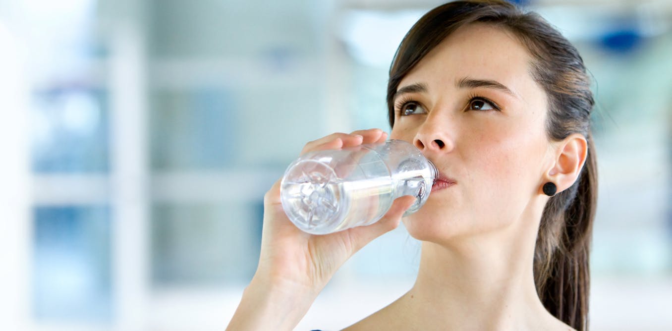 Девушка пьет воду. Человек пьет. Употребление воды. Питьевая вода. Человек очищающий воду
