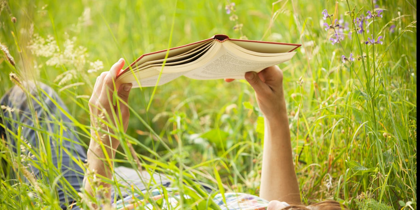 Расслабиться книга. Лето с книгой. Чтение на природе. Чтение книг на природе. Девушка с книжкой на траве.