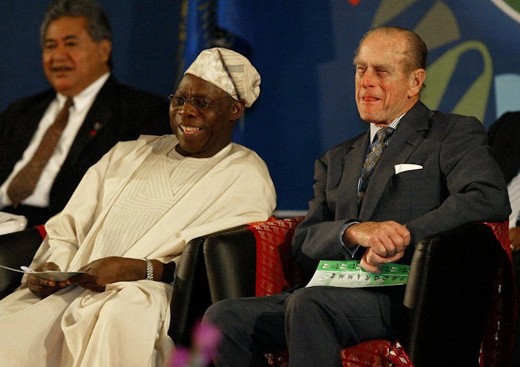 Felipe y el presidente Olusegun Obasanjo sentados riendo