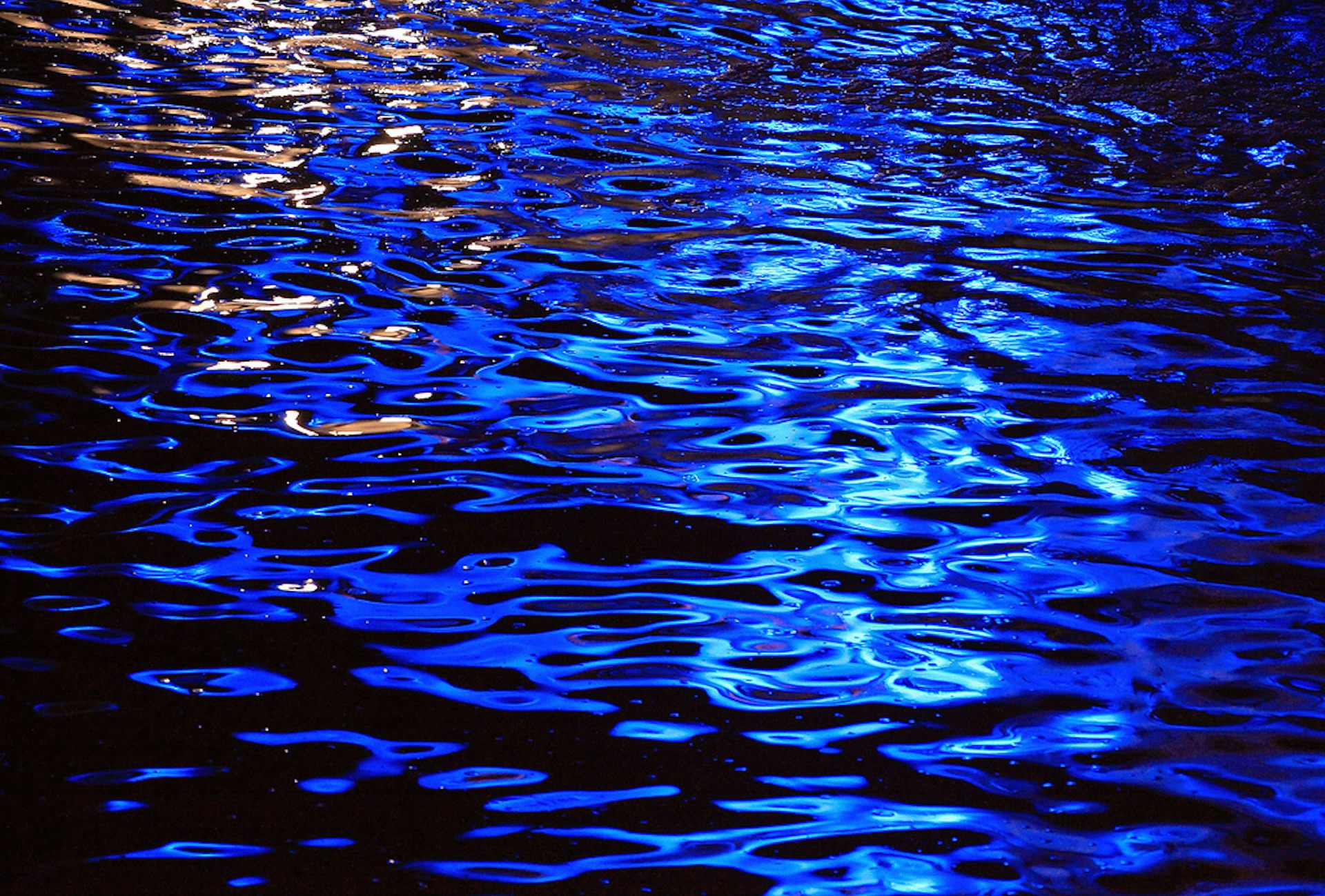 Голубая вода из крана причины. Вода становится синей. Вода становится синей. Пляж ваадху мальдивы. Планктон.