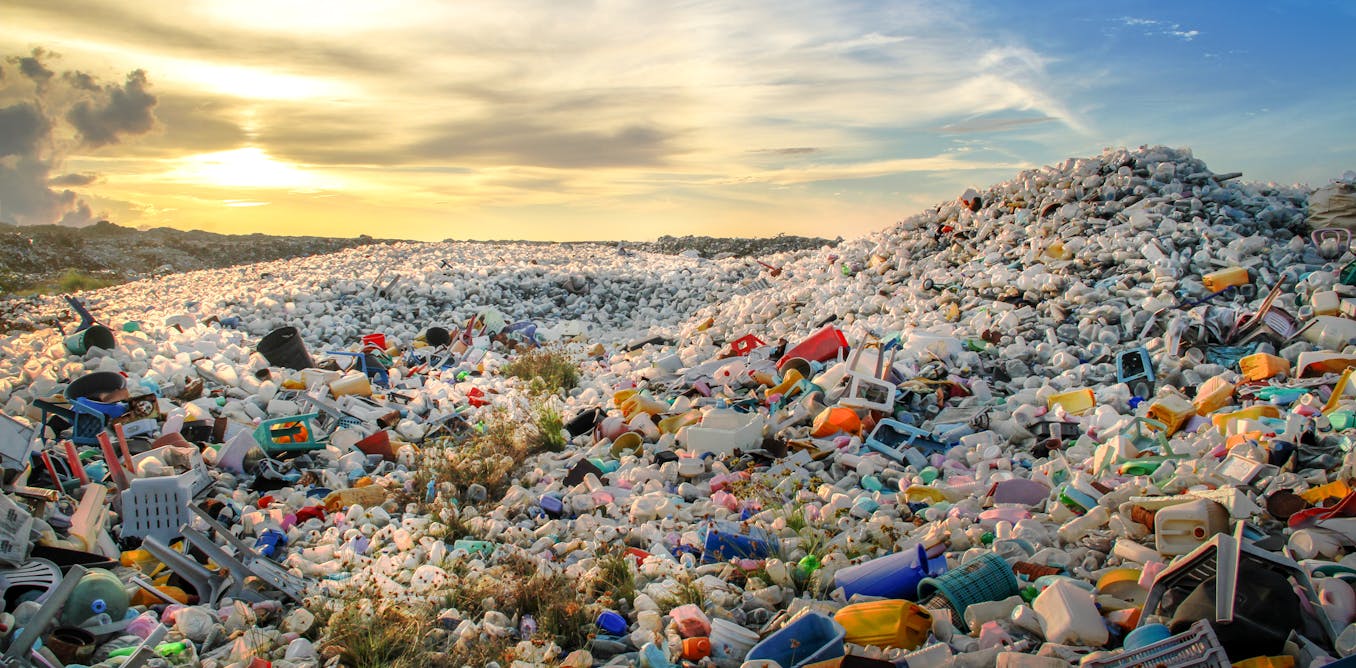 Cloud waste. Тилафуши остров-свалка. Свалка пластика. Пластиковые отходы.