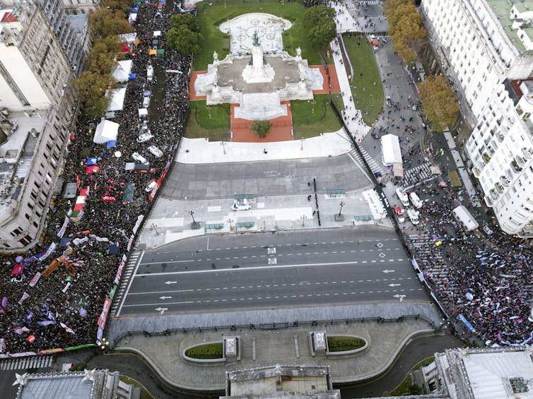 Frente a movilización masiva para el aborto legal en Argentina, la Iglesia católica modera su tono