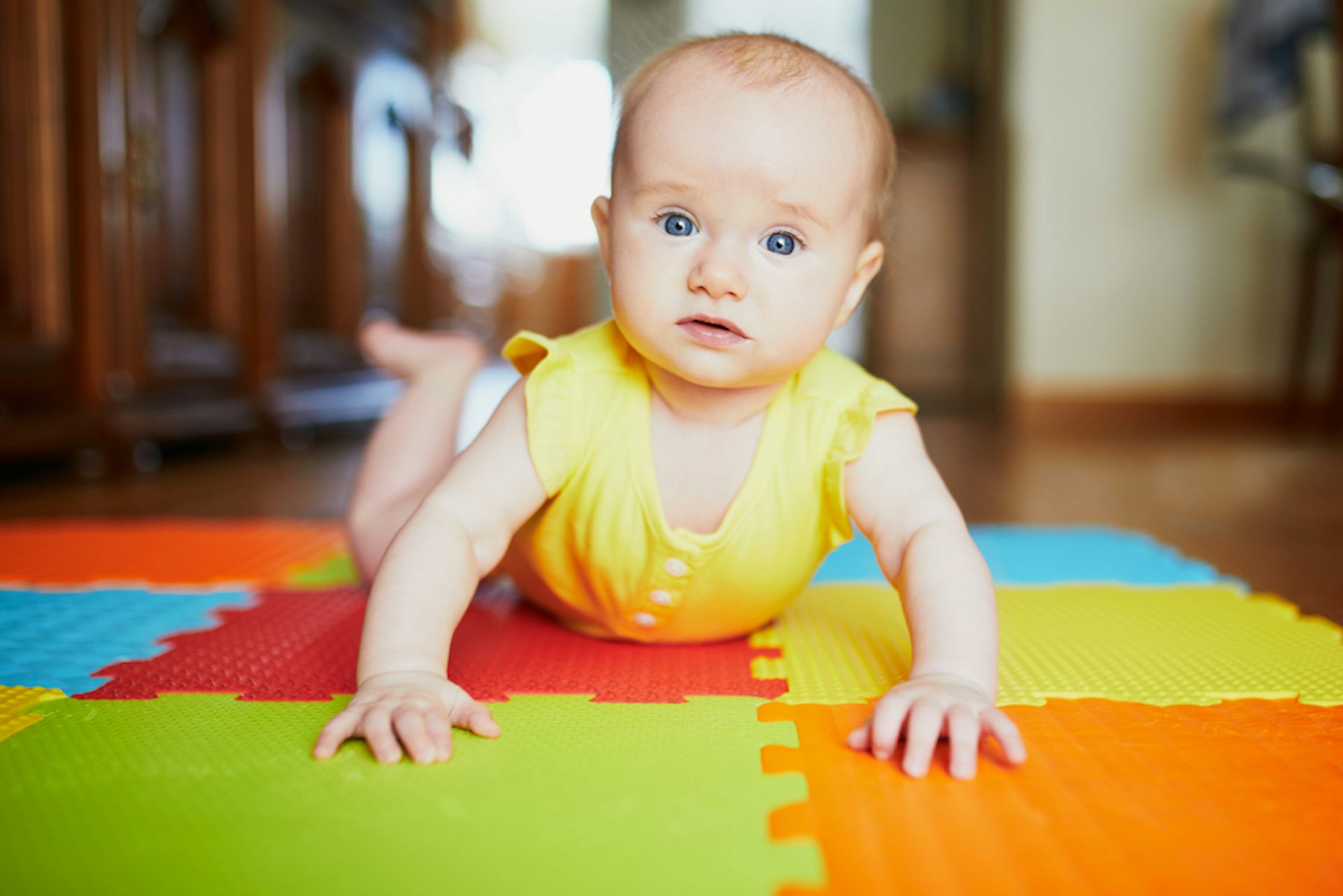 Tummy time hot sale flat head