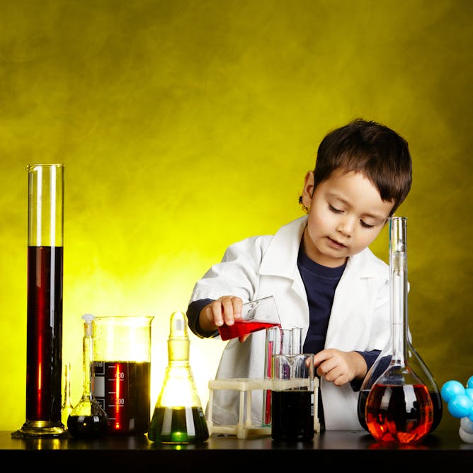 Взрослые опыты для детей. Дети химики. Химические эксперименты для детей. Химия опыты для детей. Ребенок научный.