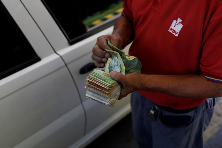 La devaluación 'desesperada' de la moneda de Venezuela no evitará un colapso económico