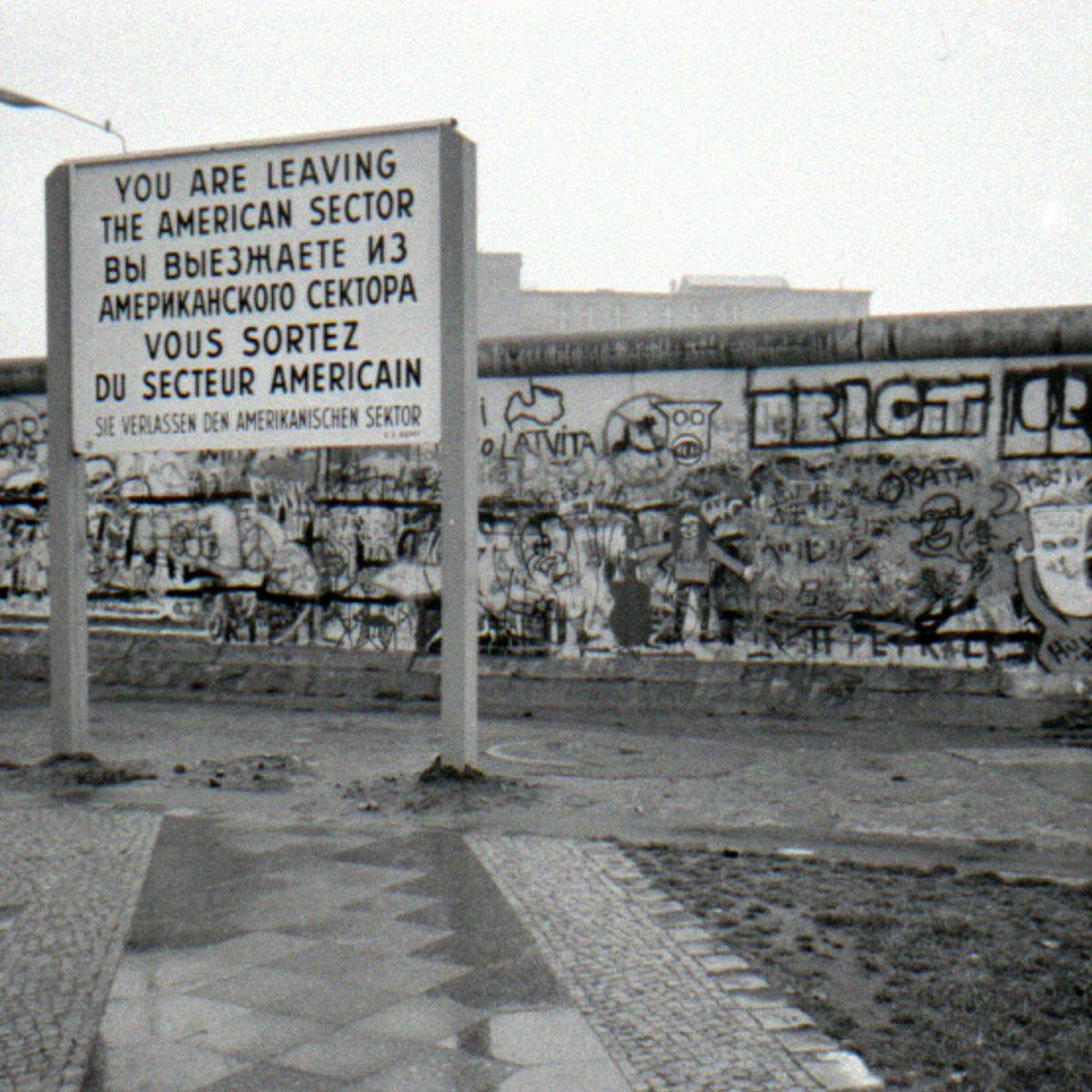 World Politics Explainer The Fall Of The Berlin Wall World Politics Explainer The Fall Of The Berlin Wall