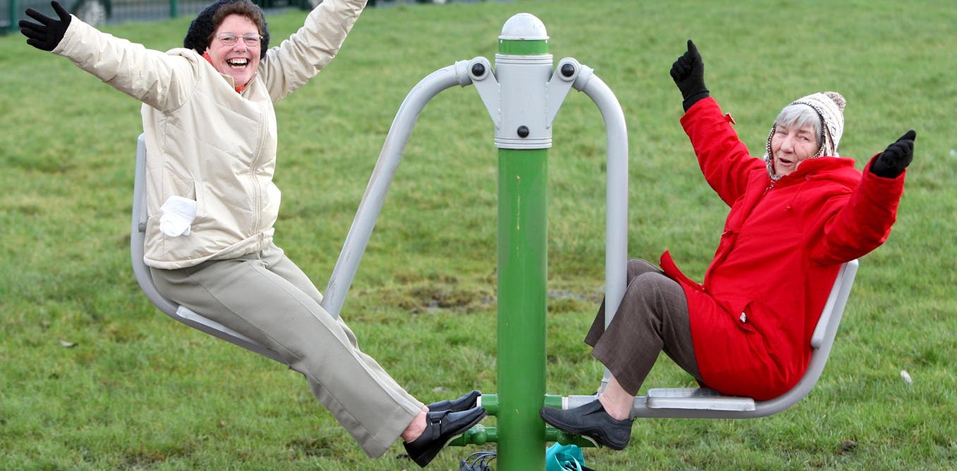 Пожилые люди дурачатся