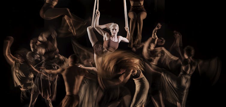 En Masse is an arresting fusion of circus, dance and classical music
