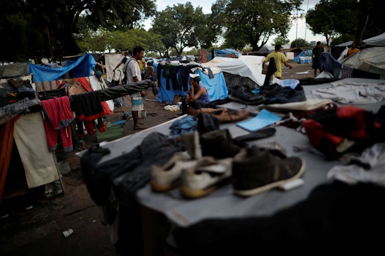 Refugiados de Venezuela huyen a ciudades latinoamericanas, no a campos de refugiados