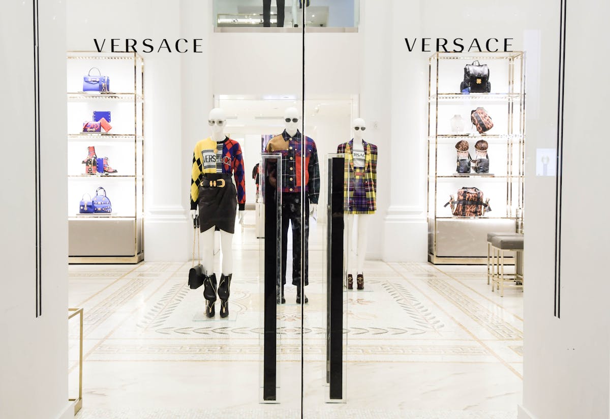hermosa Oblongo Lujo Versace acquisition: Michael Kors needed to boost its credibility to make  it in the luxury market