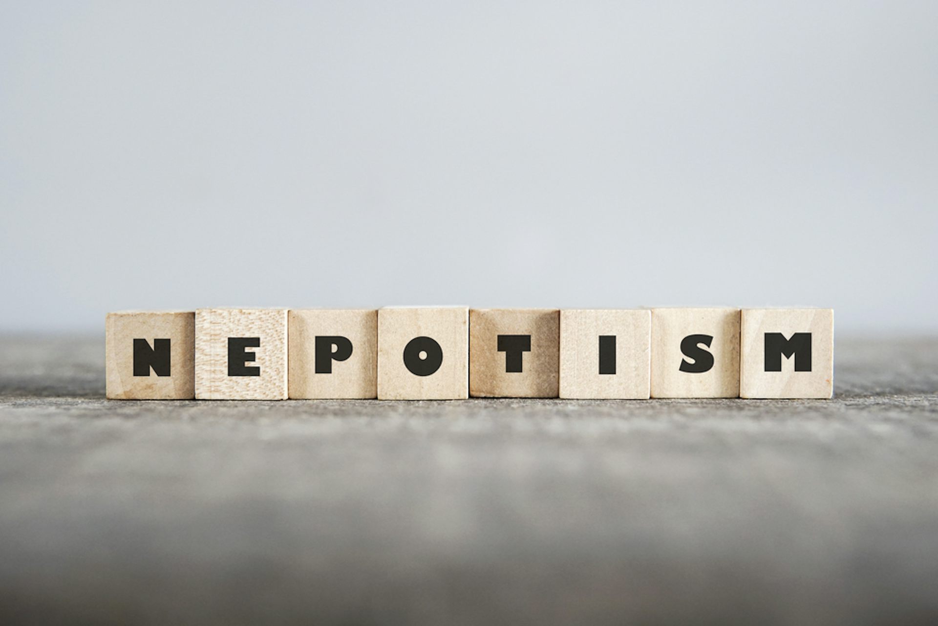 Nepotisme Berdampak Buruk Bagi Ekonomi Tapi Banyak Orang Menganggapnya Enteng