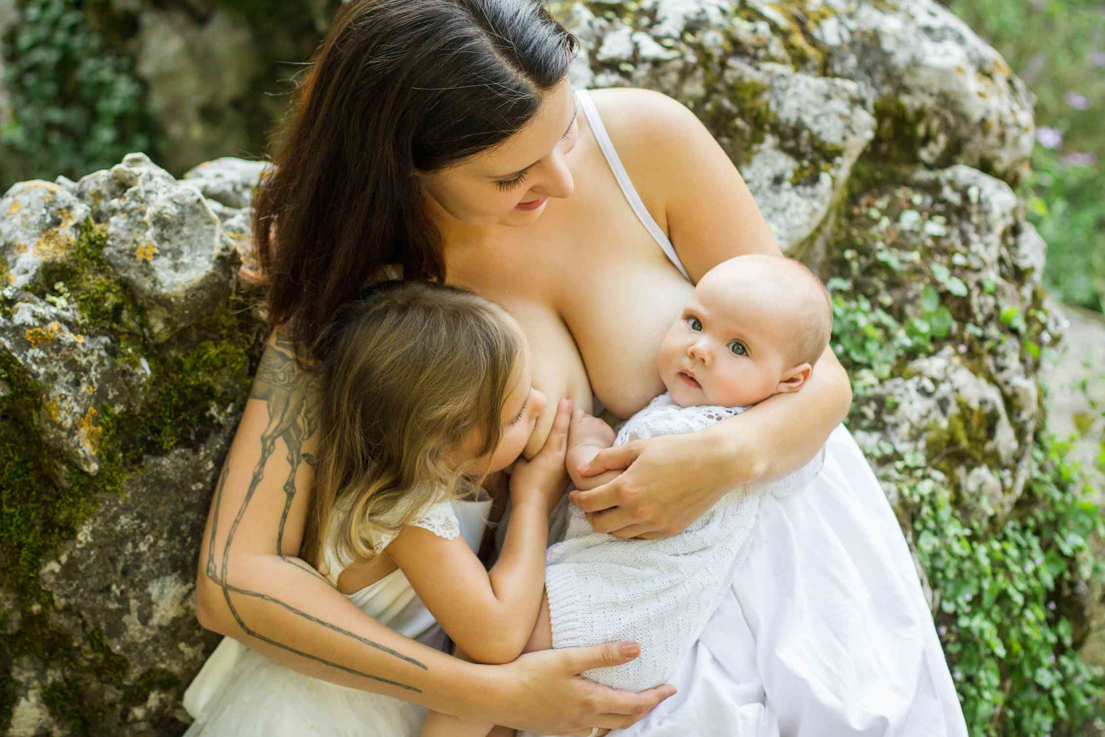 Бесплатное видео красивых мамочек. Парамеева Breastfeeding. Женщина с ребенком. Кормление грудью. Тандемное вскармливание.