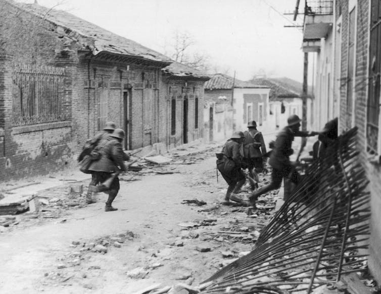 Soldados del Frente Nacional asaltan un barrio de las afueras de Madrid en 1937. Foto: Wikimedia