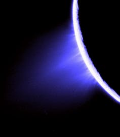 Cassini tomó esta imagen coloreada de los chorros que salían del hemisferio sur de Encélado el 27 de noviembre de 2005. Foto: NASA