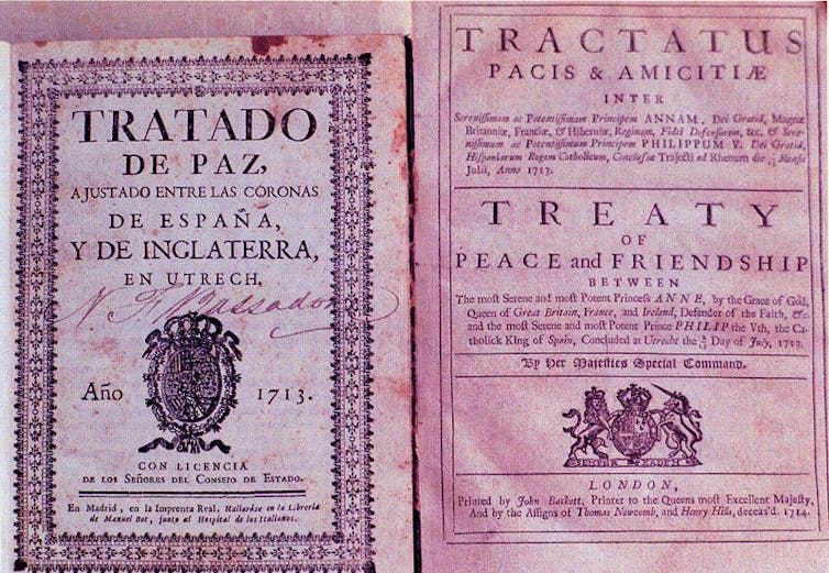 Primera edición del Tratado de Utrecht, 1713, en español (izquierda), y una copia impresa en 1714 en latín e inglés (derecha).  Foto: Wikimedia