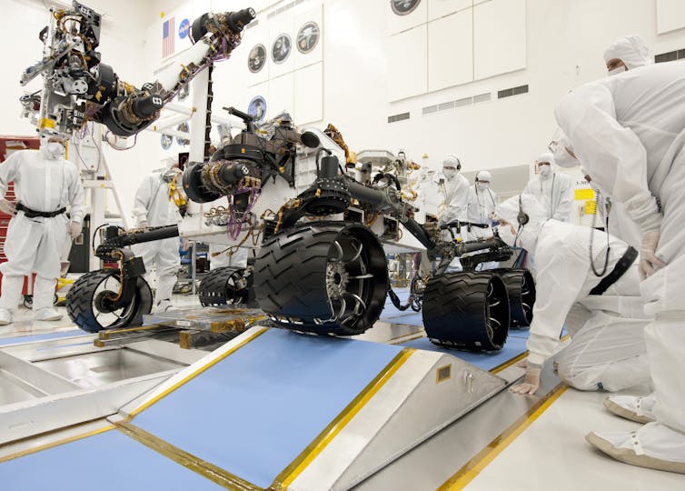 El Curiosity fue probado en condiciones limpias en la Tierra antes de su lanzamiento para prevenir los contaminantes. Foto: NASA