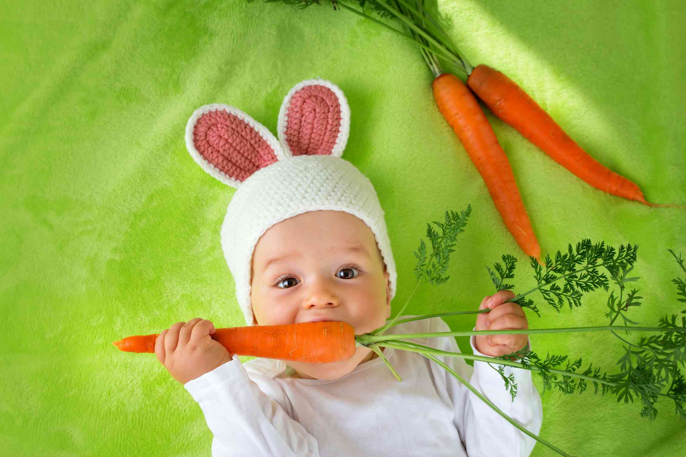 Малыша будет простым и. Морковь. Морковка для детей. Человек морковка. Ребенок кушает морковку.