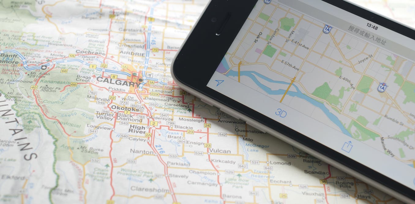 What is the difference between Google map and paper map?