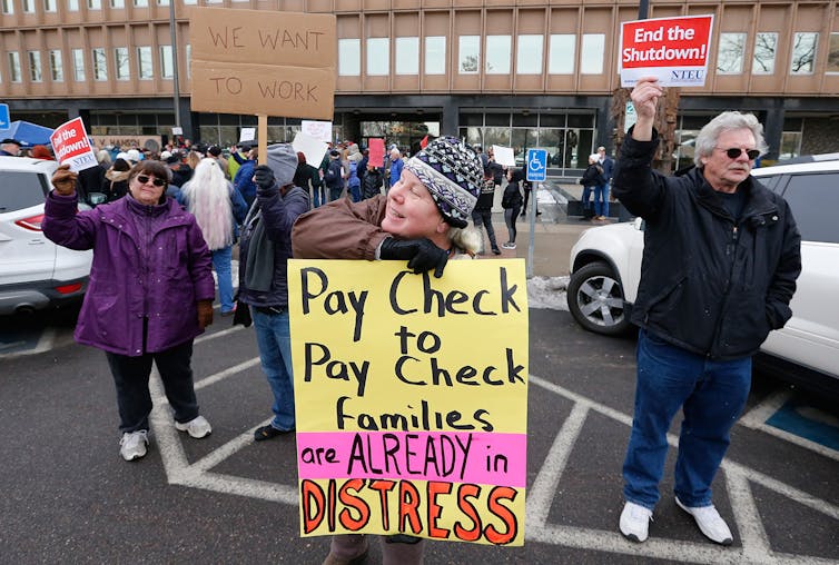 Federal workers begin to feel pain of shutdown as 800,000 lose their paychecks