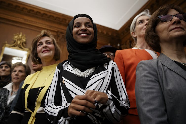 Ilhan Omar menggunakan jilbab