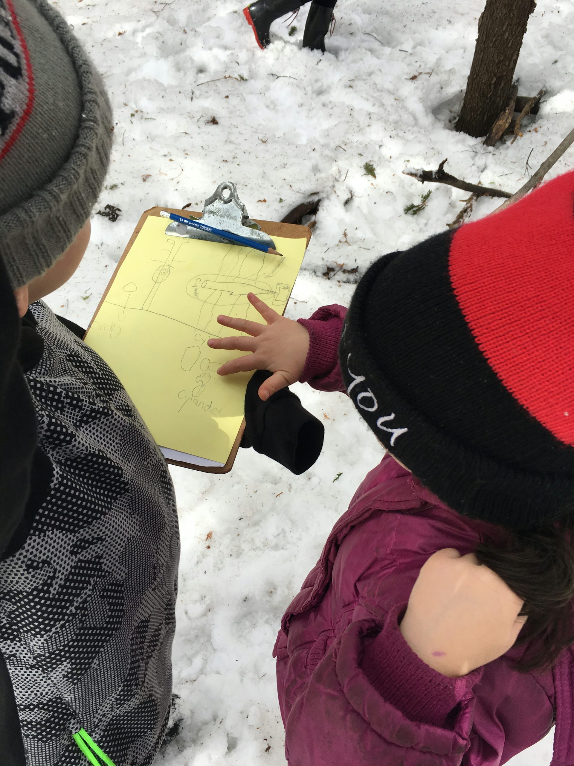 Allez Jouer Dehors Dans La Neige Eh Oui C Est Ainsi Que Se Developpent Les Enfants