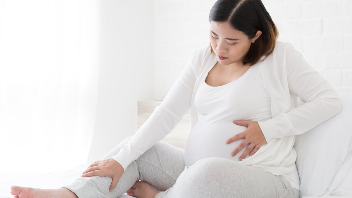 Swelling And Painful Feet How To Solve The Most Common Foot Problems When You Re Pregnant Swelling And Painful Feet How To Solve The Most Common Foot Problems When You Re Pregnant
