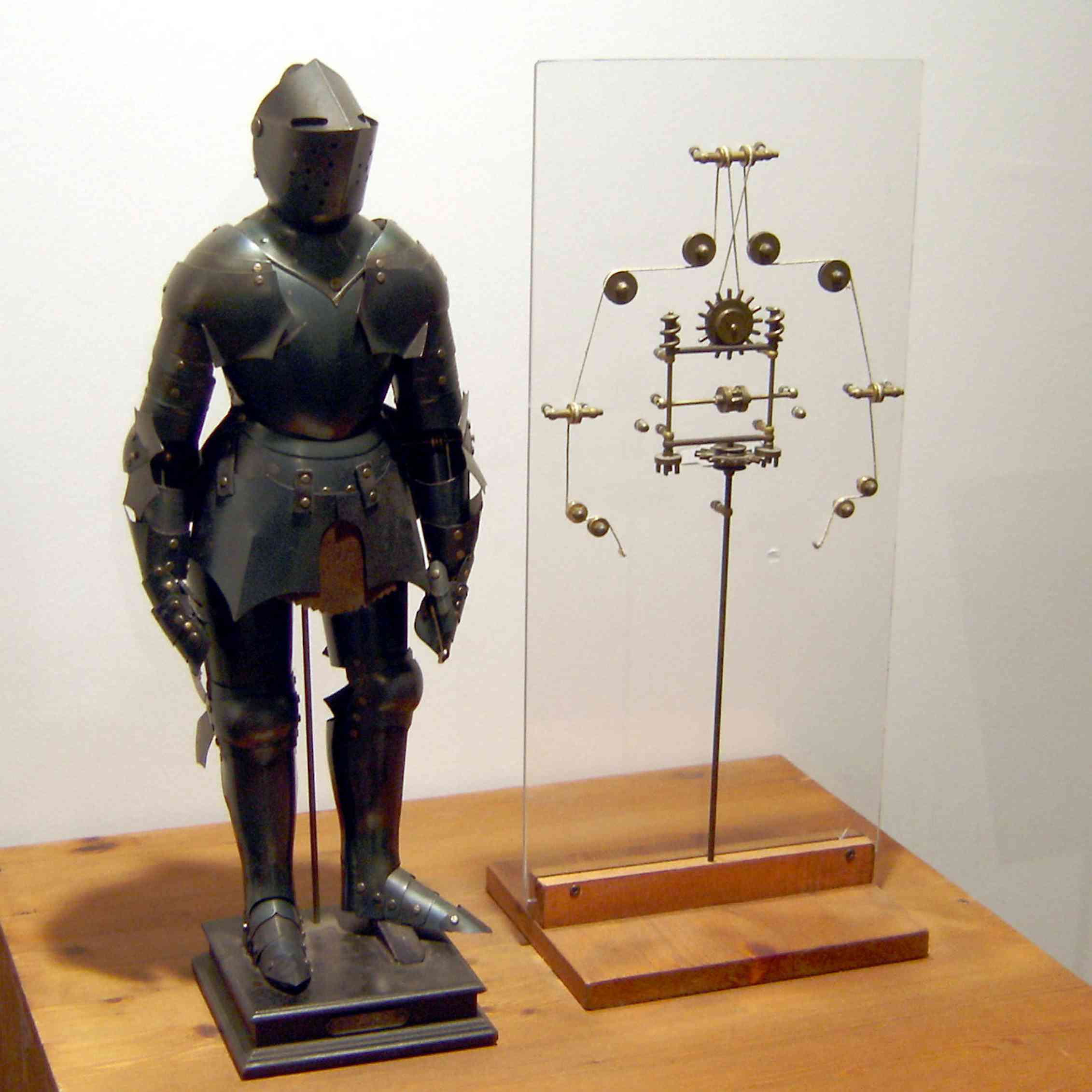 Первый механический прототип робота. Робот рыцарь Леонардо да Винчи. Робот Леонардо да Винчи 1495. Механический рыцарь Леонардо да Винчи. Первый человекоподобный робот Леонардо да Винчи.