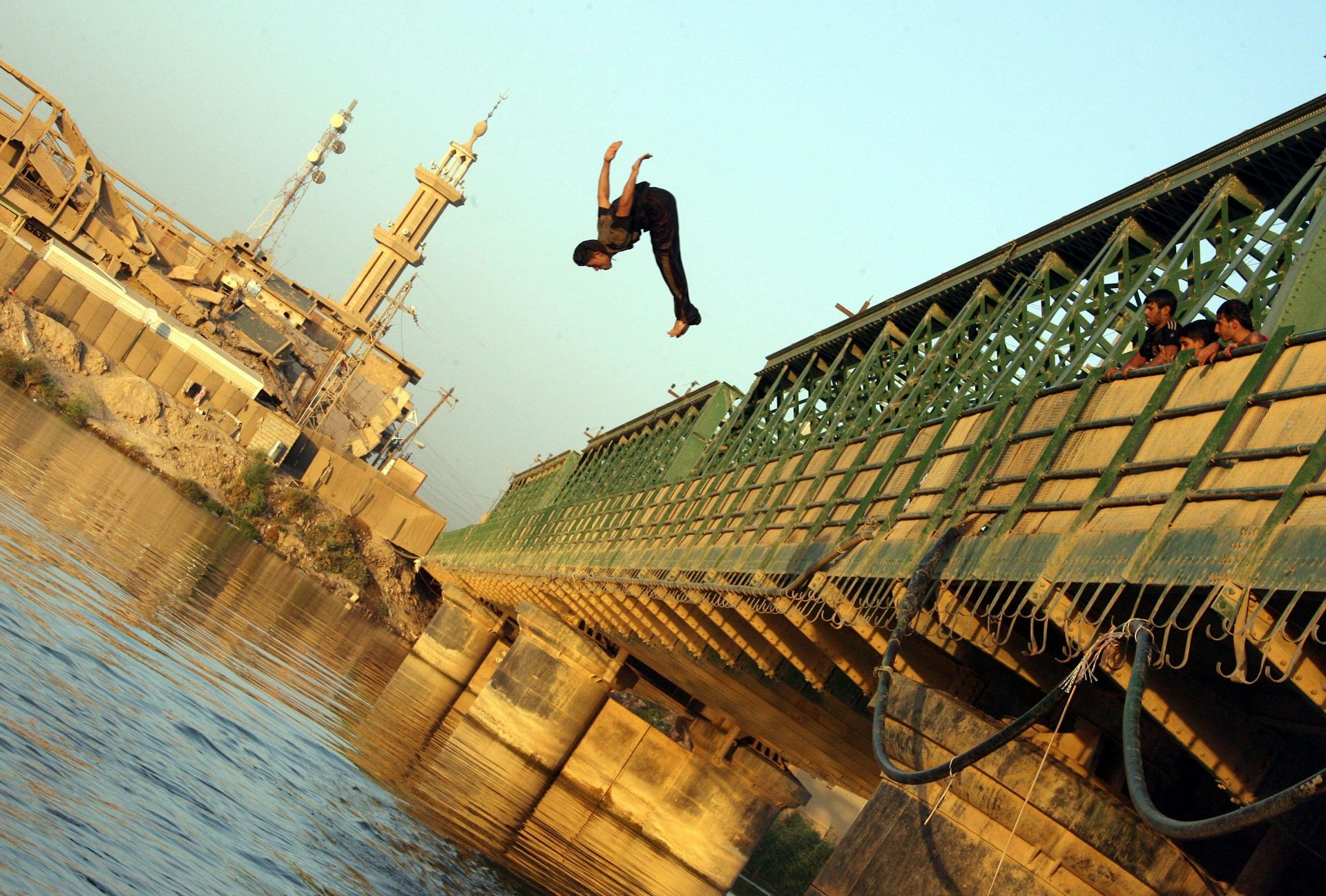 парень прыгает с моста