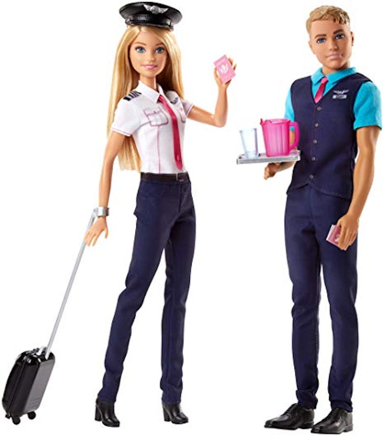 La Barbie pilota y su compañero, Ken, el auxiliar de vuelo. Mattel
